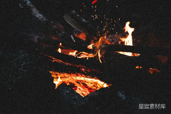 夜间篝火燃烧的景象