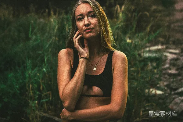 高清摄影 黑色上衣和黑色长裙的女人