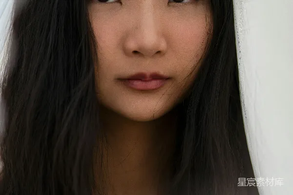 高清摄影 白衬衫女子，佩戴银色项链