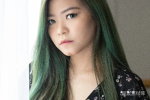高清摄影 黑白色 floral 衬衫的女人