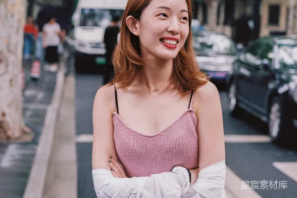 高清摄影 女人站在车辆环绕中大笑