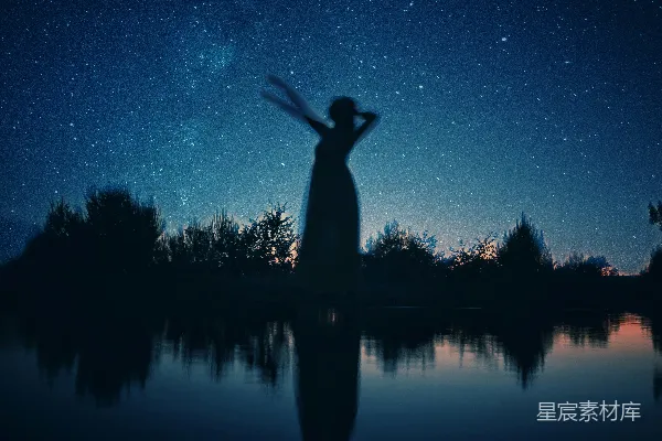 高清摄影 夜晚女子站在岩石旁近水体的轮廓