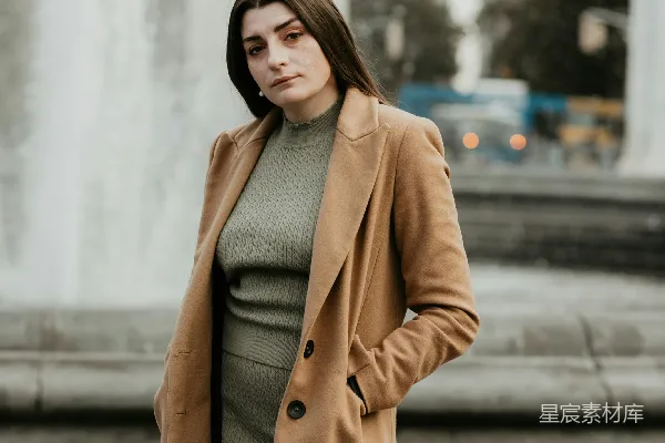 高清摄影 穿棕色外套的女人在白天站在人行道上
