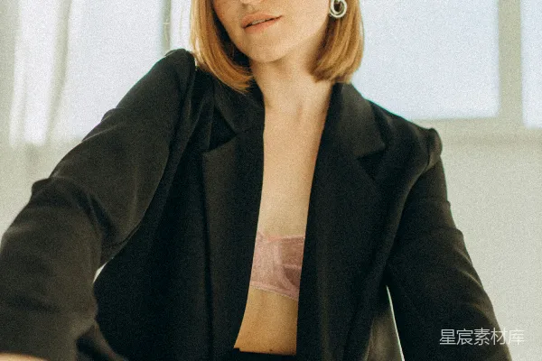 高清摄影 黑色套装的女人坐在椅子上