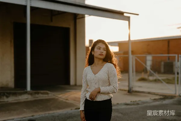 高清摄影 一个女人站在外面。