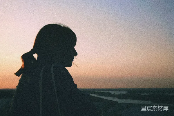 高清摄影 女人望着海滩