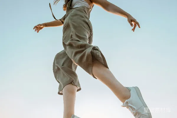 高清摄影 白衣女子在跳
