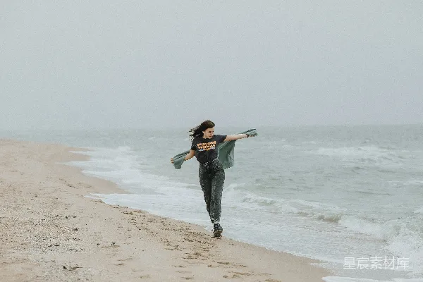 高清摄影 海滩上一个男人在玩飞盘