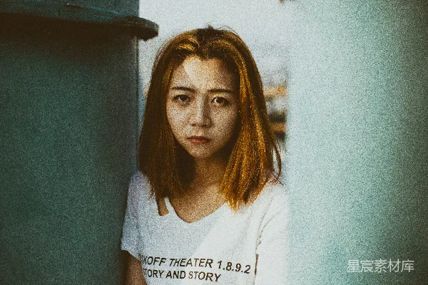 高清摄影 白色上衣穿着的女人靠近金属外壳附近
