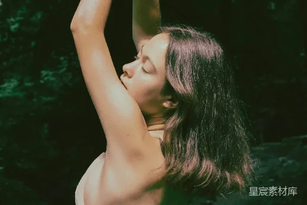 高清摄影 一个女人拿着香蕉