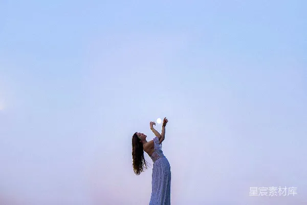 高清摄影 一个女子站在一片翠绿田野的顶端