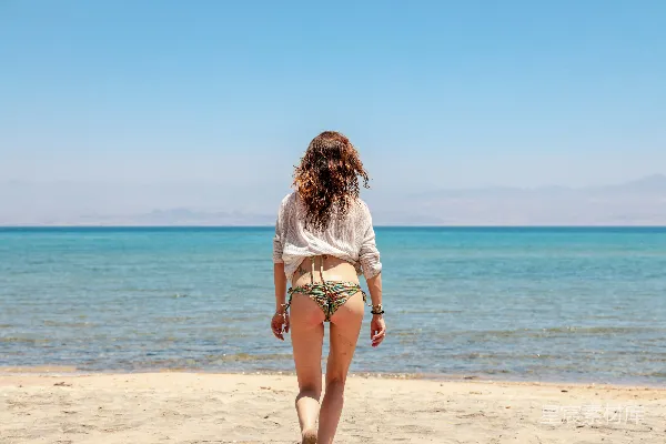 高清摄影 女人在海边散步
