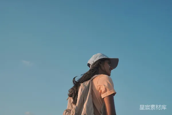 高清摄影 头顶蓝天戴着帽子的女人