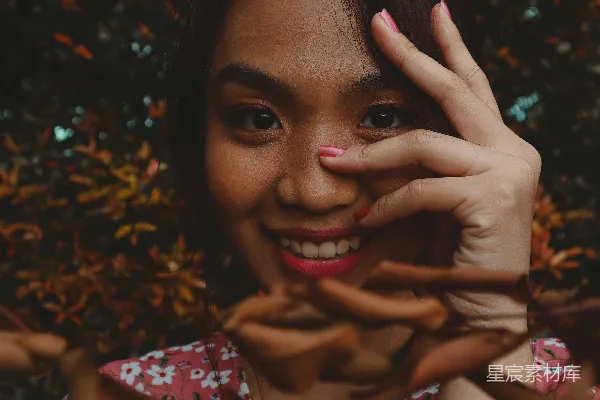 高清摄影 一个穿着粉色花衬衫的女人举手捂住脸