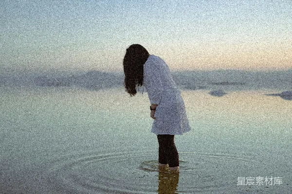 高清摄影 一个男子站在水里