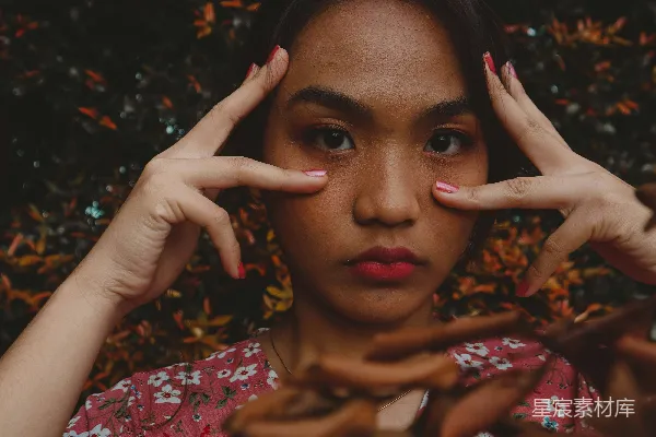高清摄影 一个女人用手捂着脸