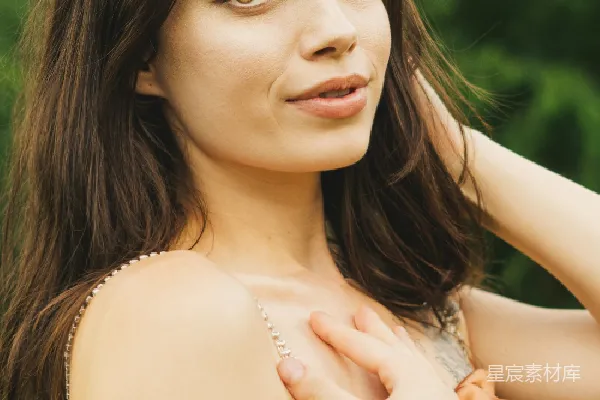 高清摄影 一个穿着棕色连衣裙的女人在拍照。