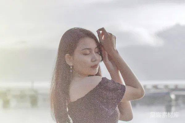 高清摄影 穿着连衣裙的女人站在水边