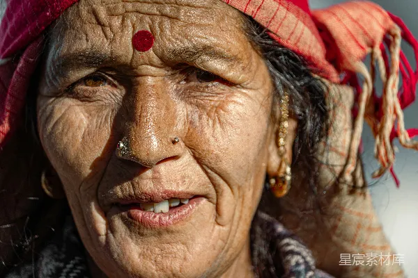 高清摄影 满脸皱纹的老妇人戴着 bindi、鼻饰和头巾。