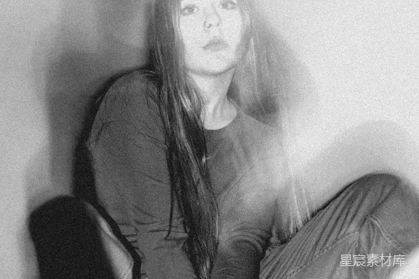 高清摄影 一张黑白照片中一位女性坐在地板上。