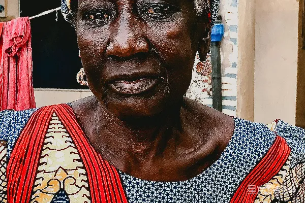 高清摄影 一个女人戴着头巾，脖子上围着围巾。