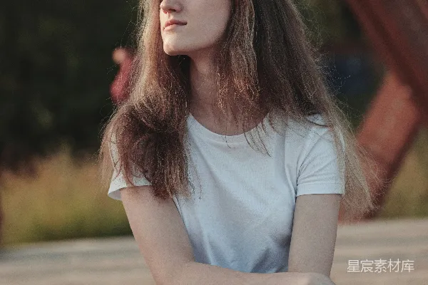 高清摄影 白色长袖圆领T恤的女人在木质桥上白天坐着，桥是棕色的。
