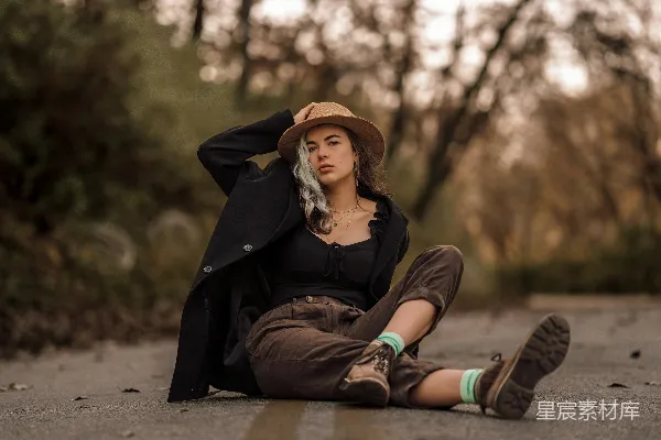 高清摄影 路边坐着一位妇女戴着一顶帽子