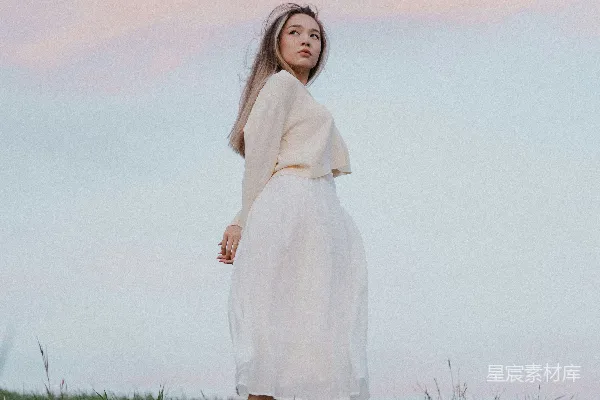高清摄影 白裙女子站在田间