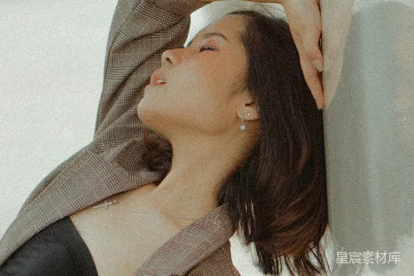 高清摄影 女人靠在墙边