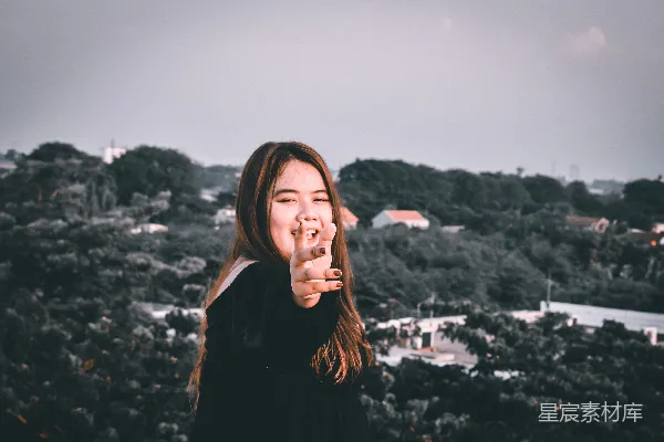 高清摄影 一个女人指着镜头指向前方。