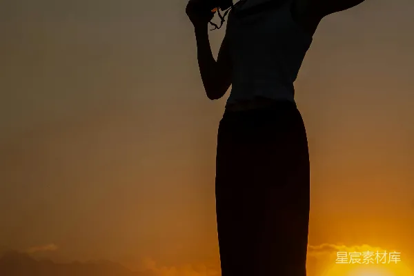 高清摄影 夕阳下女子手持相机的剪影