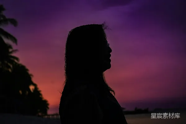 高清摄影 夕阳下的女性轮廓。