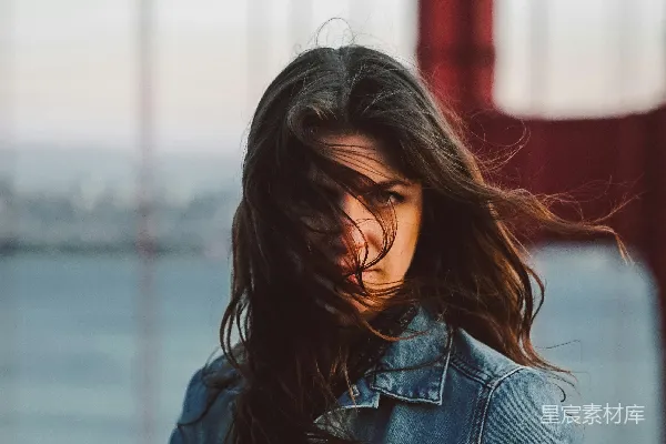 高清摄影 身穿蓝色牛仔西式夹克的女人照片