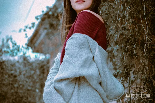 高清摄影 女人站在藤蔓植物旁边