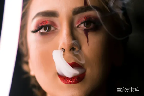 口红为白色和红色的女人