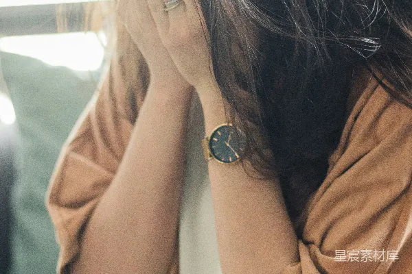 高清摄影 穿着棕色上衣的女人捂住脸
