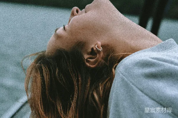 高清摄影 灰色上衣的女人望着窗外