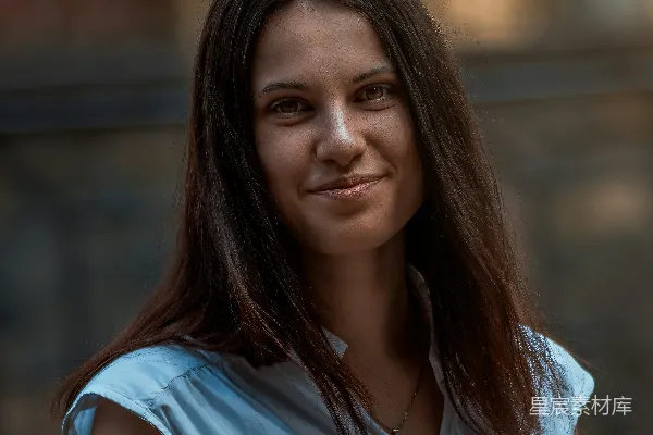 高清摄影 一个穿蓝色裙子的女人正在拍照。