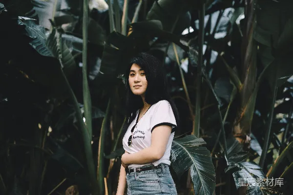 高清摄影 白天妇女站在香蕉树前