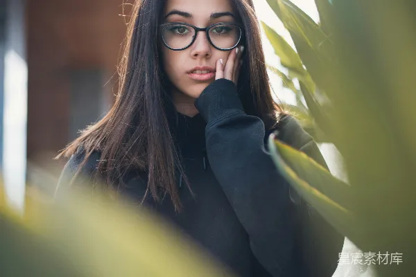 高清摄影 女人站在植物旁边