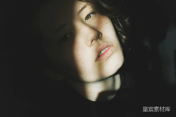 高清摄影 穿着黑色上衣的女人自拍