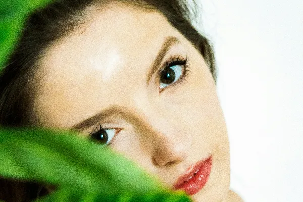 高清摄影 一个蓝眼睛的女人和一盆绿植物
