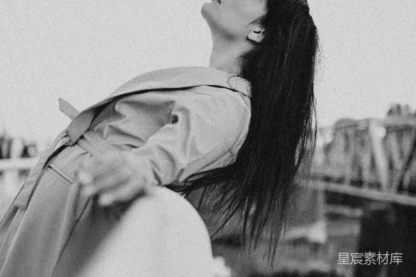 高清摄影 白大褂的女人在白天站在黑色的岩石上