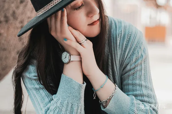 高清摄影 蓝针织毛衣的女人戴着棕色的贝雷帽