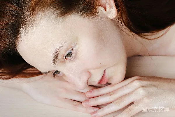 高清摄影 女人躺在白色的床上。