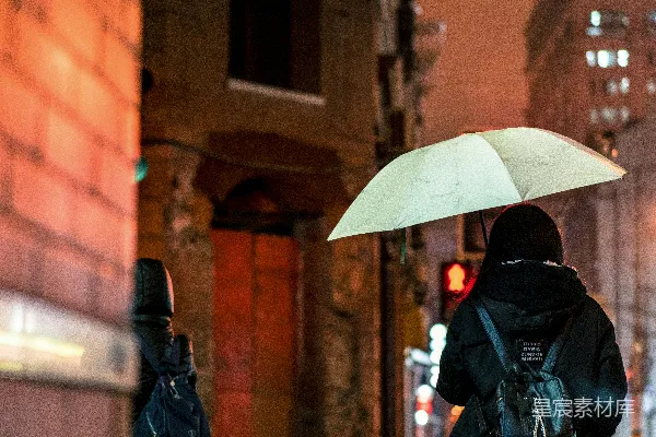 高清摄影 女士在遮雨伞下走在人行道上
