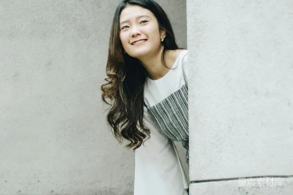 高清摄影 一个女子靠在墙上微笑