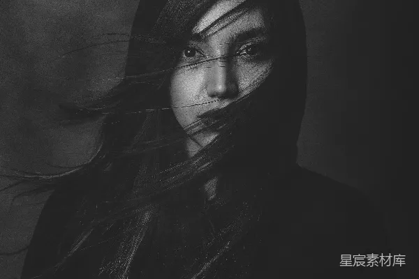 高清摄影 一位长发女性的黑白照片