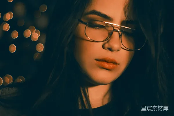 高清摄影 戴着灰色框架眼镜的女士