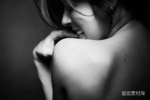 高清摄影 女人的灰度照片